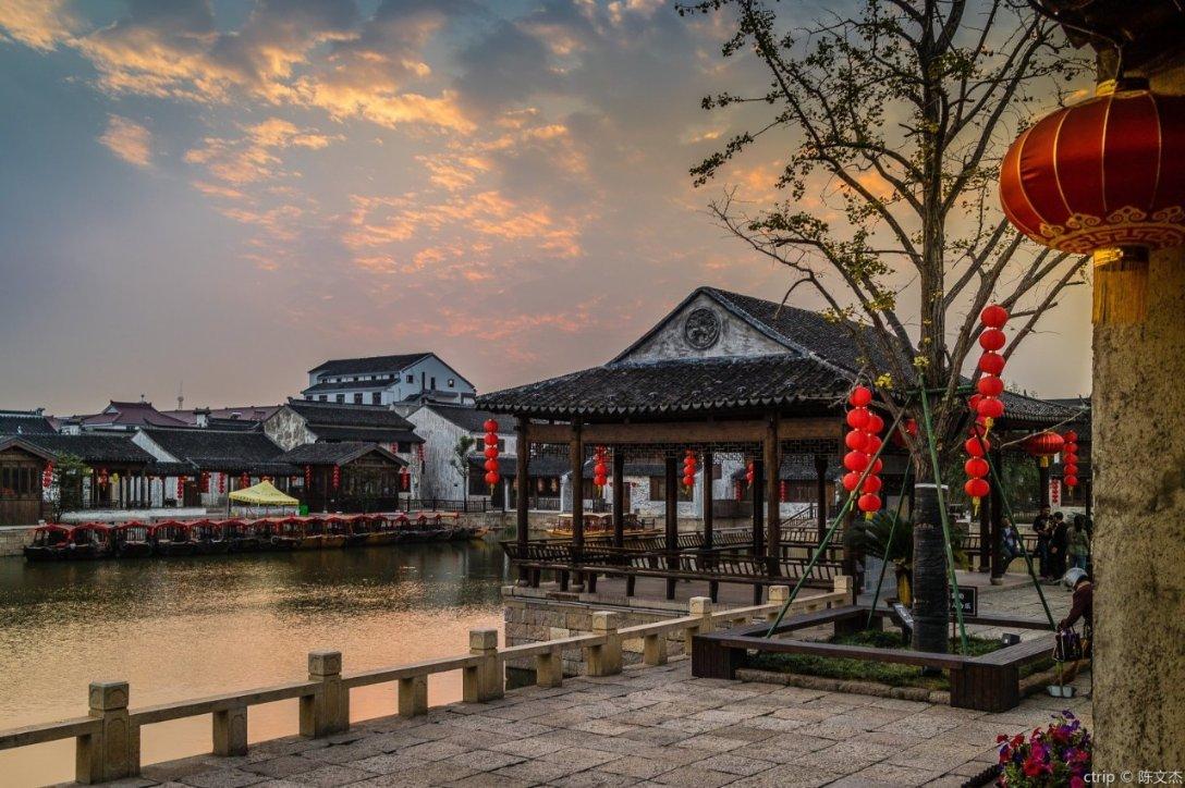 两个中间有孔的质量为M的小球A、B用一轻弹簧相连,套在水平光滑横杆上.两个小球下面分别连一轻弹簧.两-最好的问答类网站